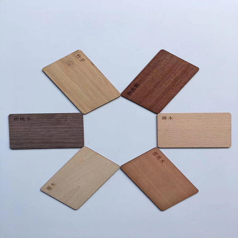 Carte de chambre en bois