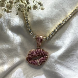 Collier incrusté de la lèvre rouge sexy