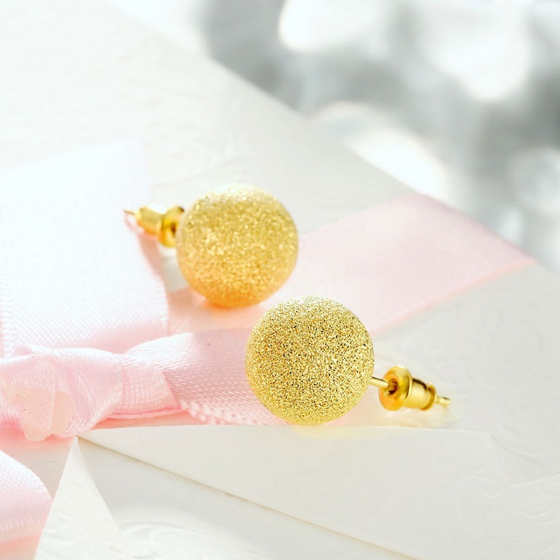 La version coréenne des boucles d'oreilles sphériques simples