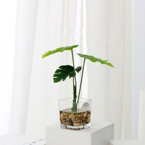 Plante artificielle en pot dans l\'eau d\'imitation avec des articles de verre