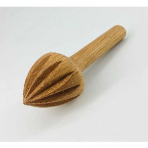 Presse-agrumes en boisnaturel à la main