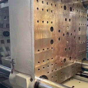 Machine de moulage par injection d\'une seconde main 600T