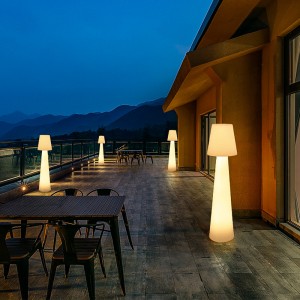 Festival décoratif en polyéthylène extérieur LED debout lampadaire pour la pelouse de jardin et la décoration d\'événement extérieur éclairage lampadaire LED