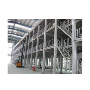 Plate-forme en acier et escaliers