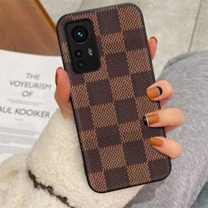Il convient au boîtier de téléphone mobile de luxe Xiaomi12Pro. Il est complètement enveloppé avec un grand cuir d\'imitation de marque à la main. C\'est un étui en cuir protecteur à l\'épreuve et à la grattement
