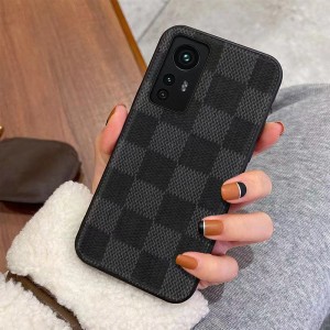 Il convient au boîtier de téléphone mobile de luxe Xiaomi12Pro. Il est complètement enveloppé avec un grand cuir d\'imitation de marque à la main. C\'est un étui en cuir protecteur à l\'épreuve et à la grattement