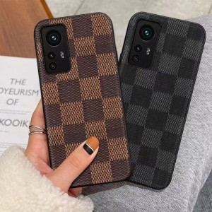 Il convient au boîtier de téléphone mobile de luxe Xiaomi12Pro. Il est complètement enveloppé avec un grand cuir d\'imitation de marque à la main. C\'est un étui en cuir protecteur à l\'épreuve et à la grattement