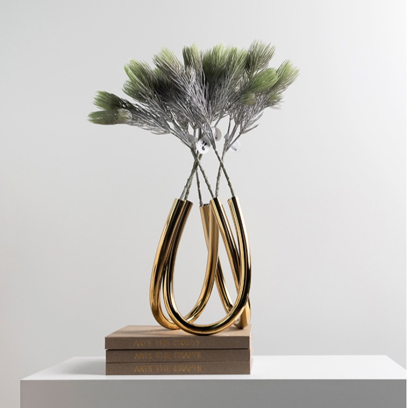 Vase à arc métallique