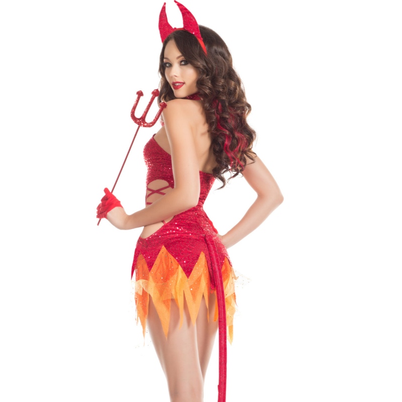 Elle portait un costume de démon.