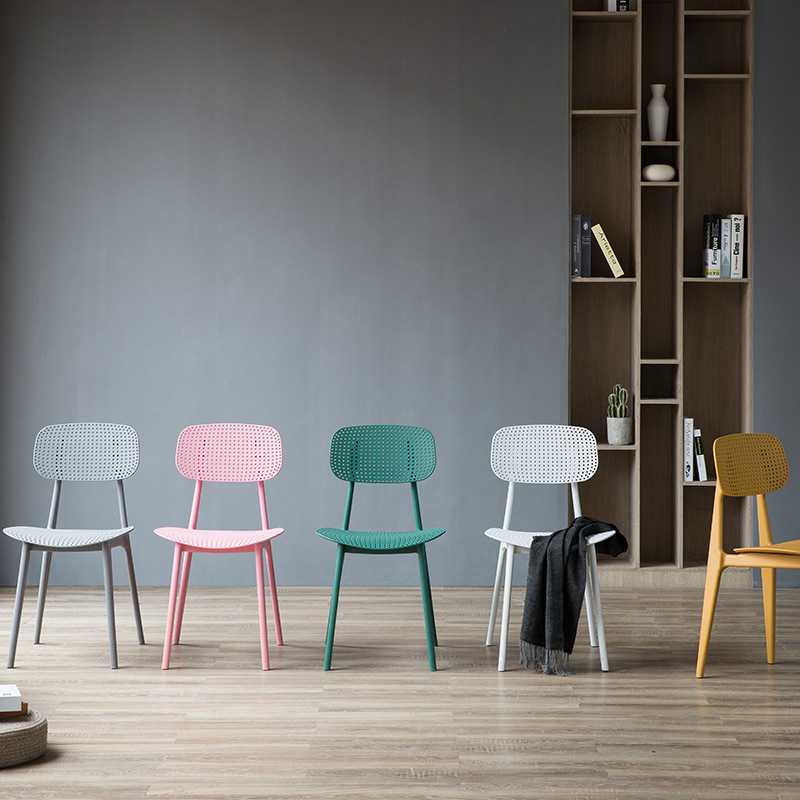 L'usine vend des chaises en plastique PP, des chaises de restaurant durables et des meubles de maison modernes à bas prix