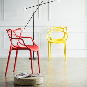 Concept de design moderne et avancé, chaise à café décontractée et confortable, chaise à manger en plastique empilable