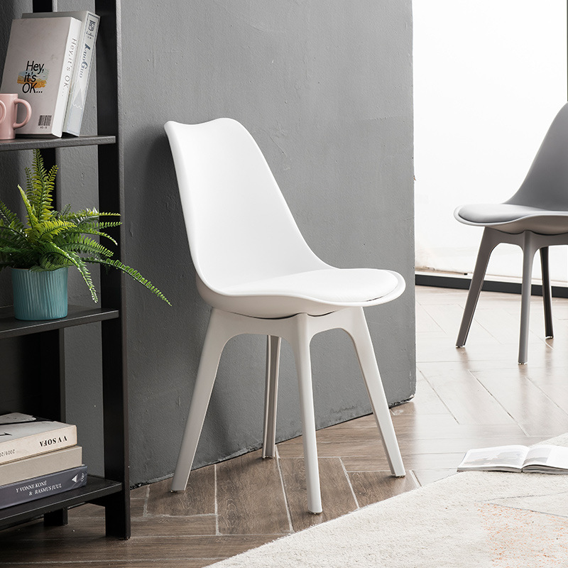 Chaise empilée de style nordique PP pour banquet chaise à café chaude