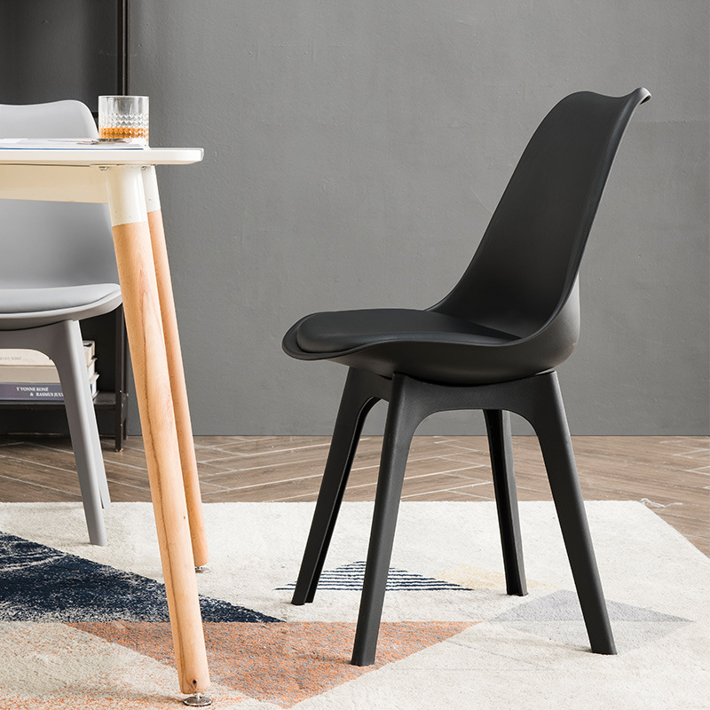 Chaise empilée de style nordique PP pour banquet chaise à café chaude