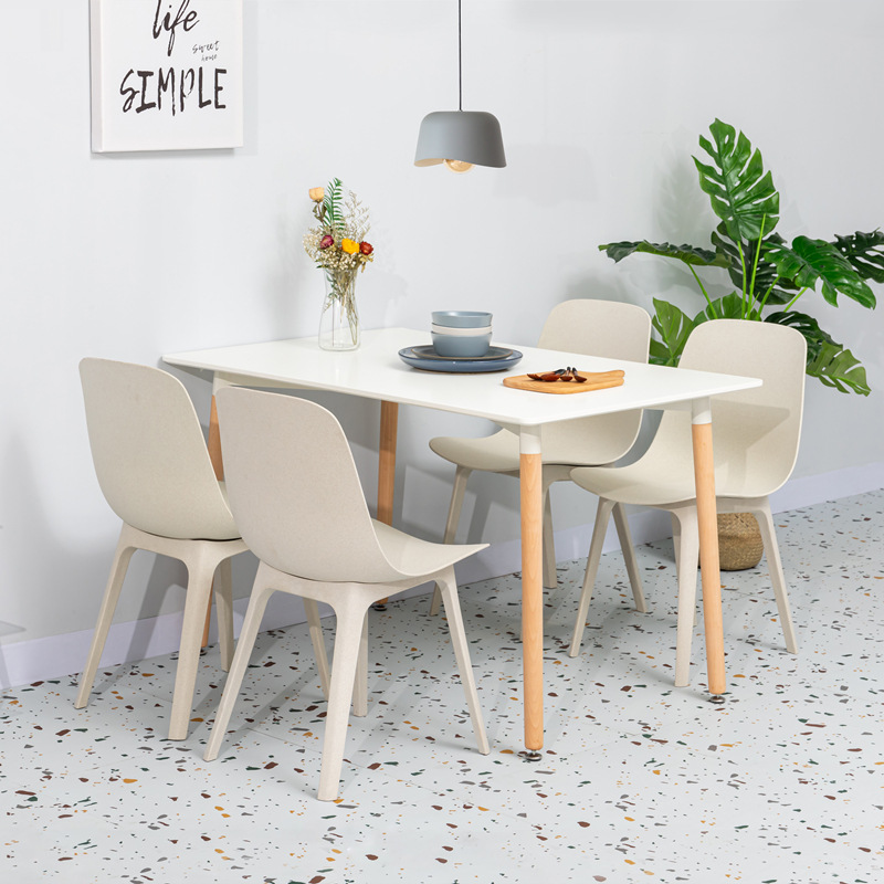Chaise de couleur colorée en plastique moderne d'usine