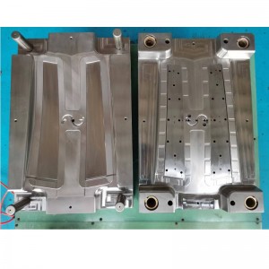 Trois ensembles de moules d\'injection