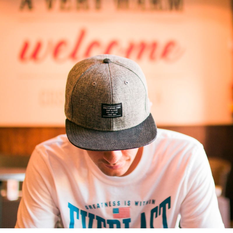 Quelle est la différence entre les snapbacks et les chapeaux de camionneur?