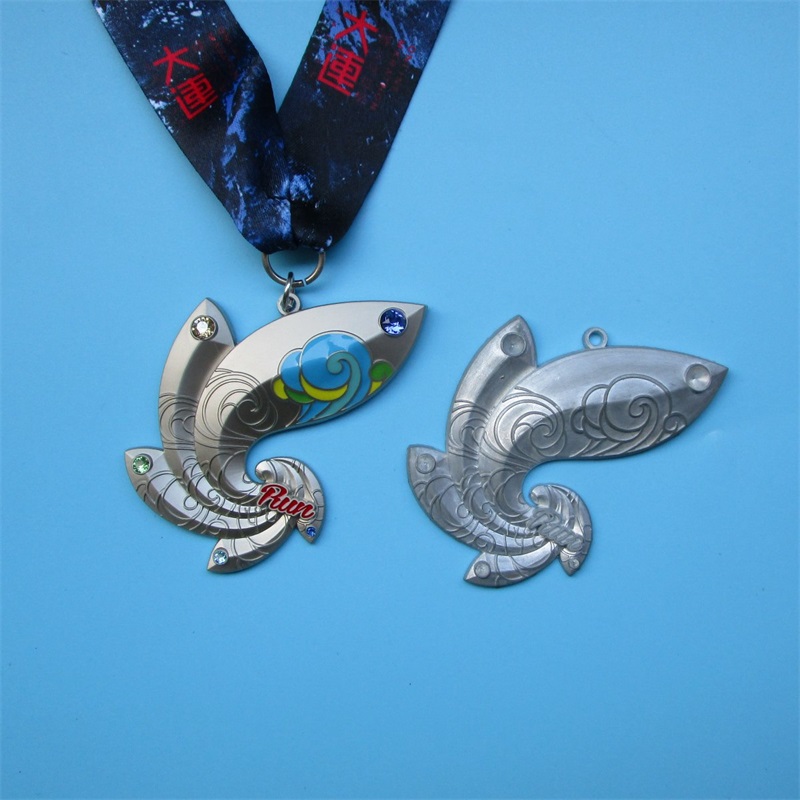 Beau trophée de médailles de conception spéciale et médaille avec des pierres précieuses