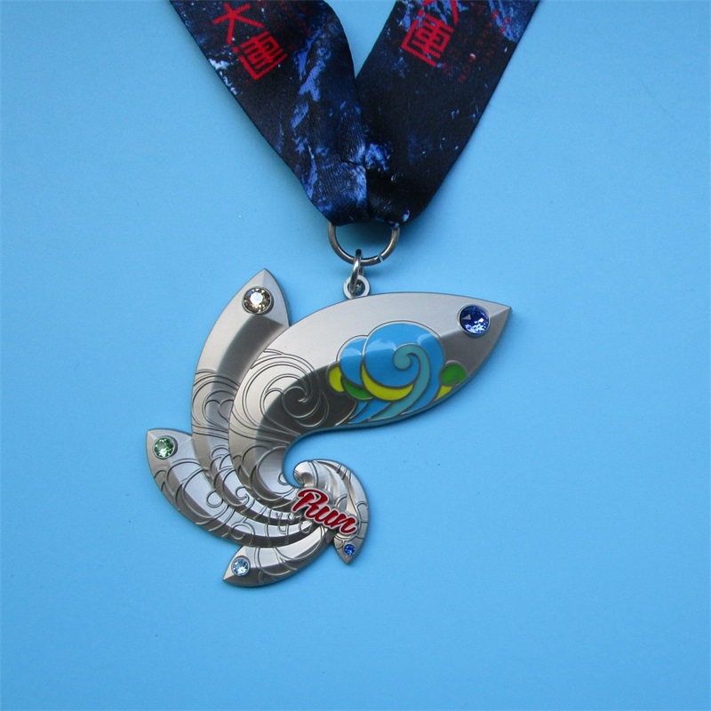 Beau trophée de médailles de conception spéciale et médaille avec des pierres précieuses
