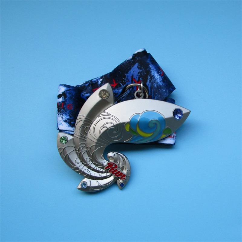 Beau trophée de médailles de conception spéciale et médaille avec des pierres précieuses