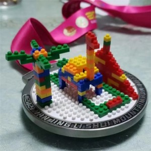 Médailles de sport et rubans pour lanatation de la gymnastique de volleyball en cours d\'exécution