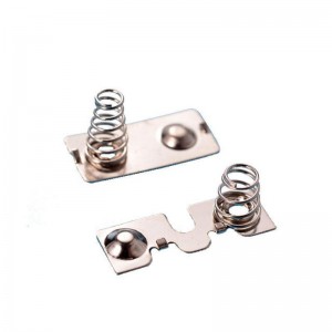 Batterie touche les contacts de batterie à ressort