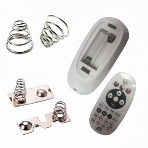 Batterie touche les contacts de batterie à ressort