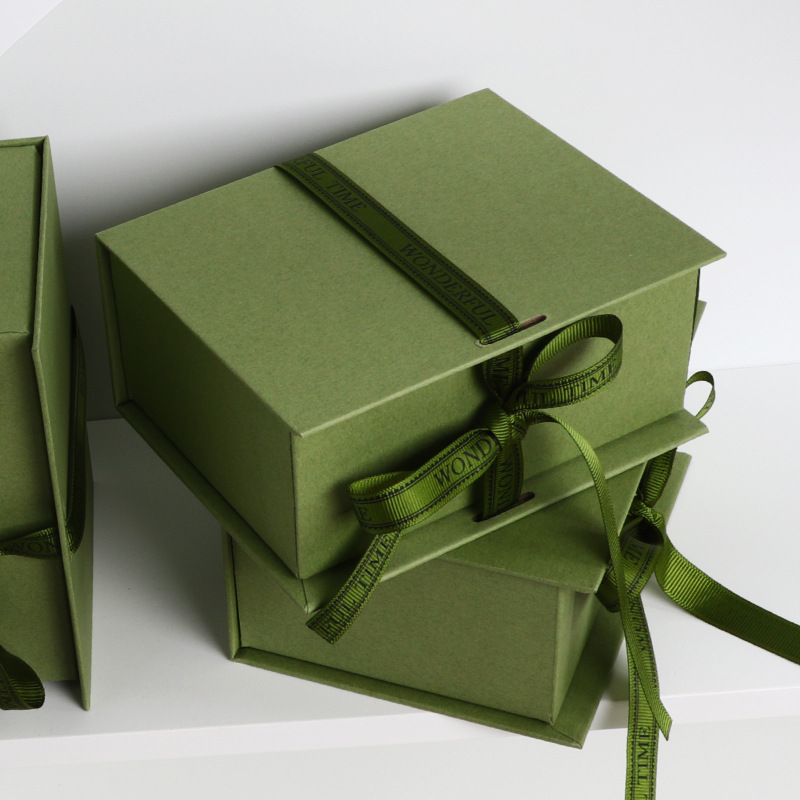 Boîte-cadeau en forme de livre personnalisée avec soie