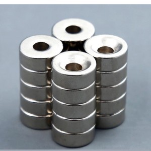 Aimant cylindrique contre la tête