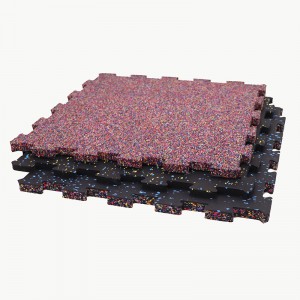 Tapis en caoutchouc imbriqué