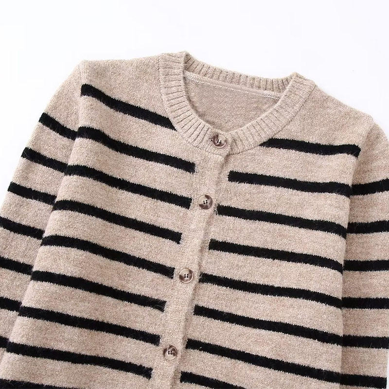 Automne New Fashion Striped Sweater Cardigan Vintage Vintage Butte à manches longues Pullaires féminines