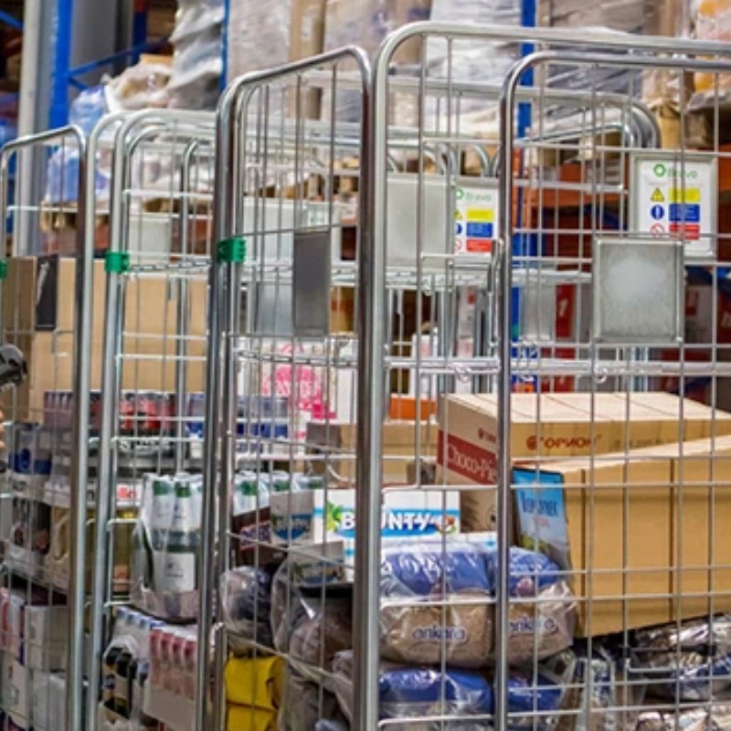 Quels sont les avantages que denouveaux équipements tels que les étagères d\'entrepôt et les chariots logistiques apportent aux industries de production modernes