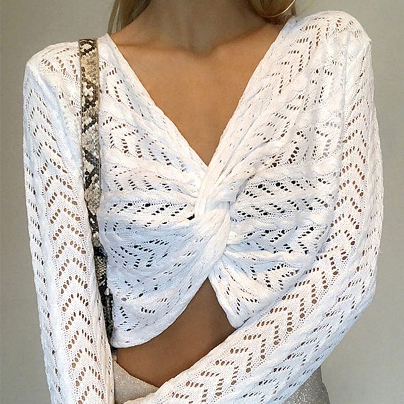 Le pull à col en V blanc en V a été creusée à manches longues.