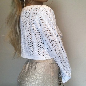 Le pull à col en V blanc en V a été creusée à manches longues.