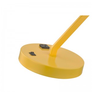 Lampe de bureau avec un bras en métal fixe et une tête avec une prise de courant intégrée et un interrupteur à bascule sur la base de la salle
