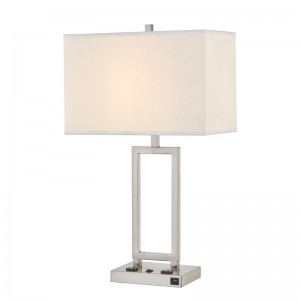 Lampe de bureau Gatsby avec finitionnickel brossée, deux prises, un commutateur à bascule sur/off et un port USB