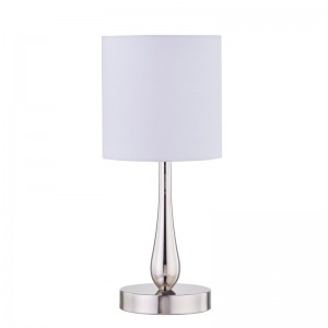 Lampe de table de style minuscule avec finitionnickel poli et un interrupteur à bascule sur/off en ligne à la salle d\'hôtes