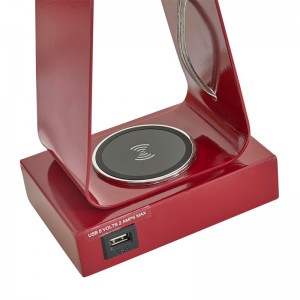 Petite lampe de bureau avec finition rouge, un port de chargement USB, une station de charge sans fil et un interrupteur à bascule sur/off à la salle d\'hôtes