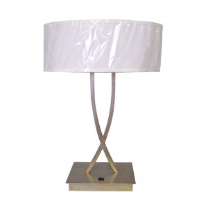 Deux lampes de bureau à finition argentée légères légères avec un interrupteur à bascule sur la salle d\'or