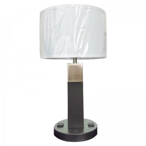 Deux tons lampe de table de finitionnickelnoir et brossé avec un interrupteur à bascule sur/off et deux prises pratiques à la salle d\'hôtes