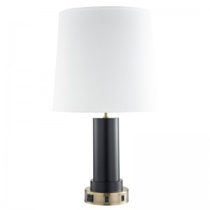 Lampe denuit et de finitionnocturne personnalisée avec laiton antique et finitionnoire, un commutateur à bascule sur/off, une sortie pratique et un port de chargement USB à Guestroom