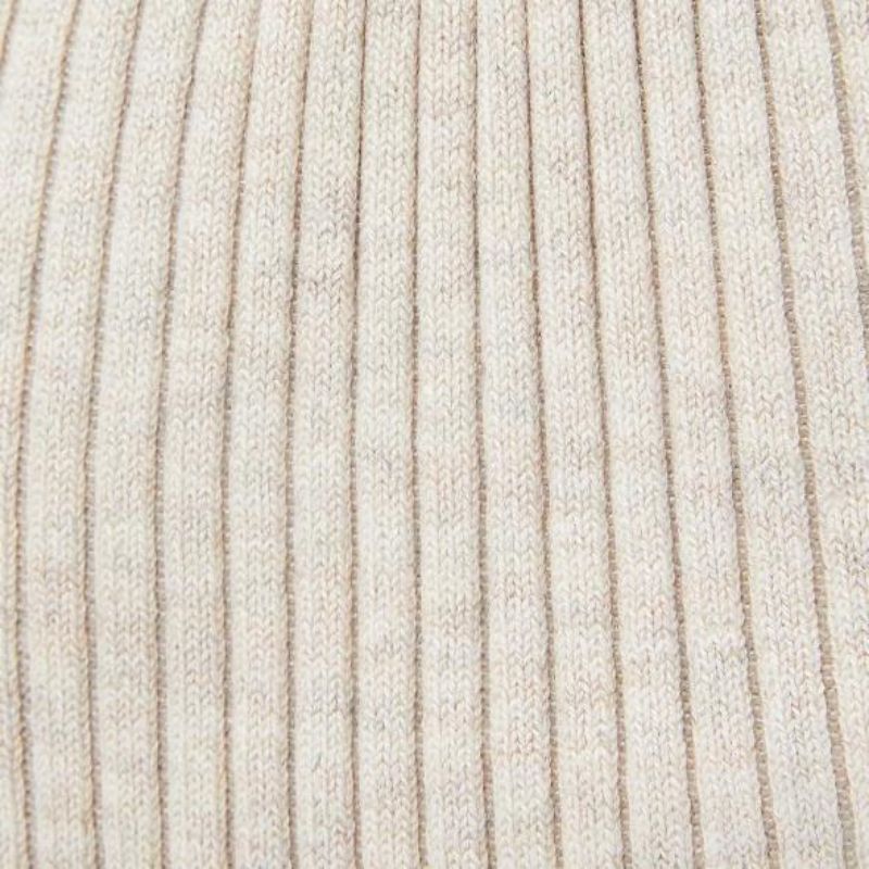 Pull en tricoté à la mode avec des femmes à manches longues et à des boutons