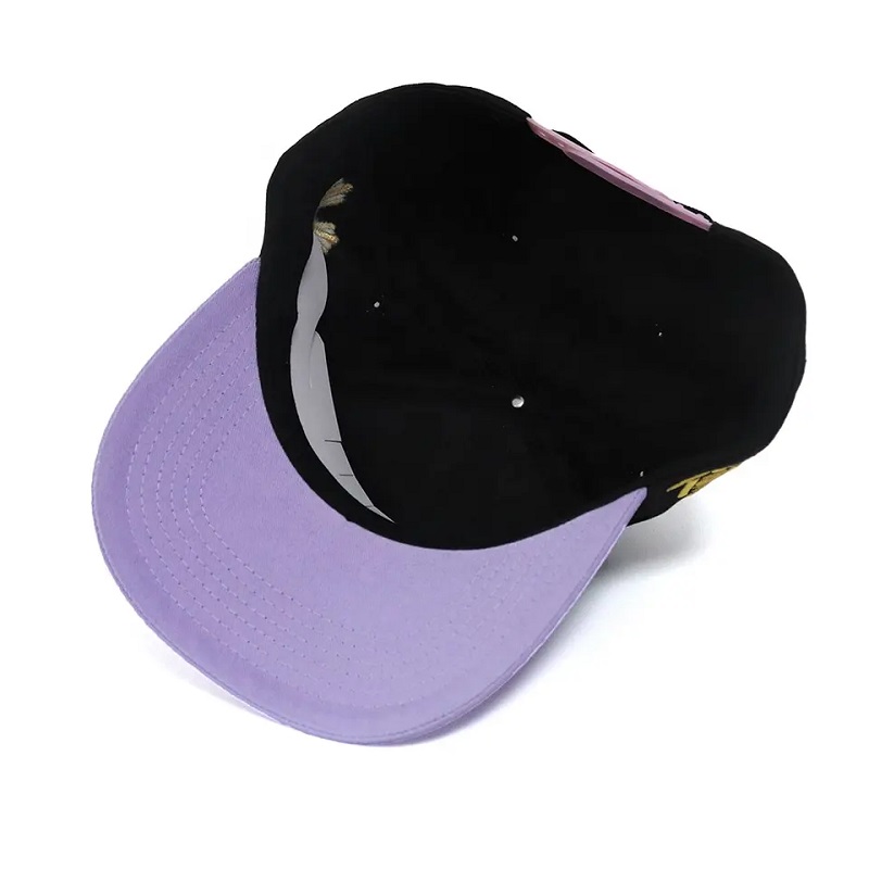 Nouvelle arrivée de contraste d'arrivée ennoir et violet Couleur personnalisée 5 broderies Logo Cap de baseball Cap de base de sports pour adultes