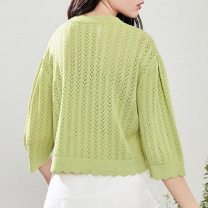 Mode d\'été avec des tricots de cardigans pour les femmes