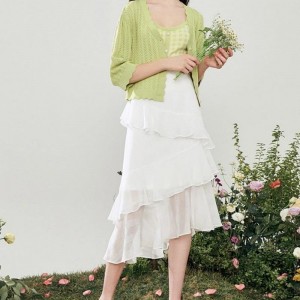 Mode d\'été avec des tricots de cardigans pour les femmes