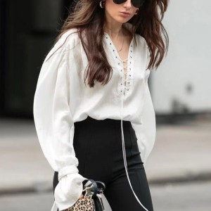 Chemise à manches longues blanches françaises 2023 Nouvelle manche évasée Tempérament mince en V Send de conception de chemise à col