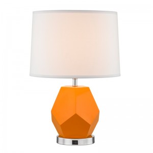 Lampe de table de l\'hôtel Hampton Inn avec un corps en résine et un interrupteur à rocker sur/off à l\'hôtel chambre