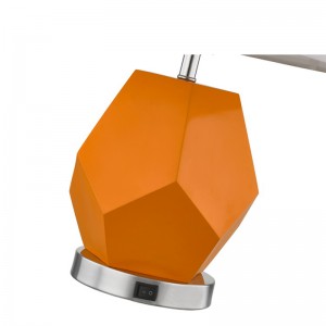 Lampe de table de l\'hôtel Hampton Inn avec un corps en résine et un interrupteur à rocker sur/off à l\'hôtel chambre