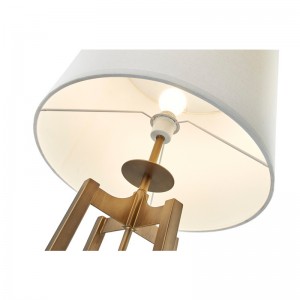 Canapé de l\'hôtel Hyatt à côté de lampadaire avec finition en or antique à la salle d\'or