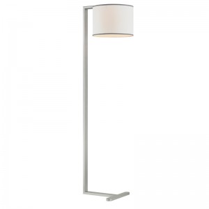 Canapé de l\'hôtel Hiltom à côté de lampadaire avec finition en argent à la salle d\'or