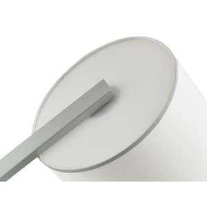 Canapé de l\'hôtel Hiltom à côté de lampadaire avec finition en argent à la salle d\'or